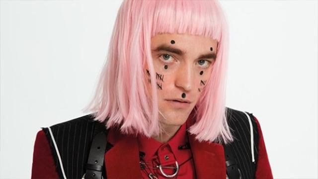 Роберт Паттинсон в розовом парике снялся для глянца: фото 