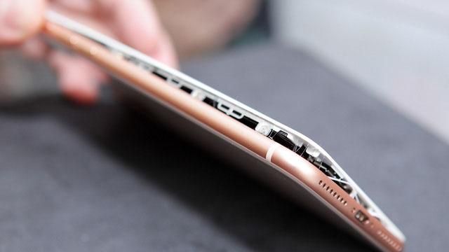 В новому iPhone 8 Plus екран здувся під час зарядки