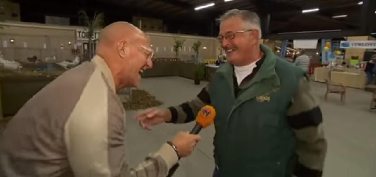 Фермер став зіркою мережі через свій "курячий" сміх: дуже кумедне відео Фермер став зіркою мережі через свій "курячий" сміх: дуже кумедне відео