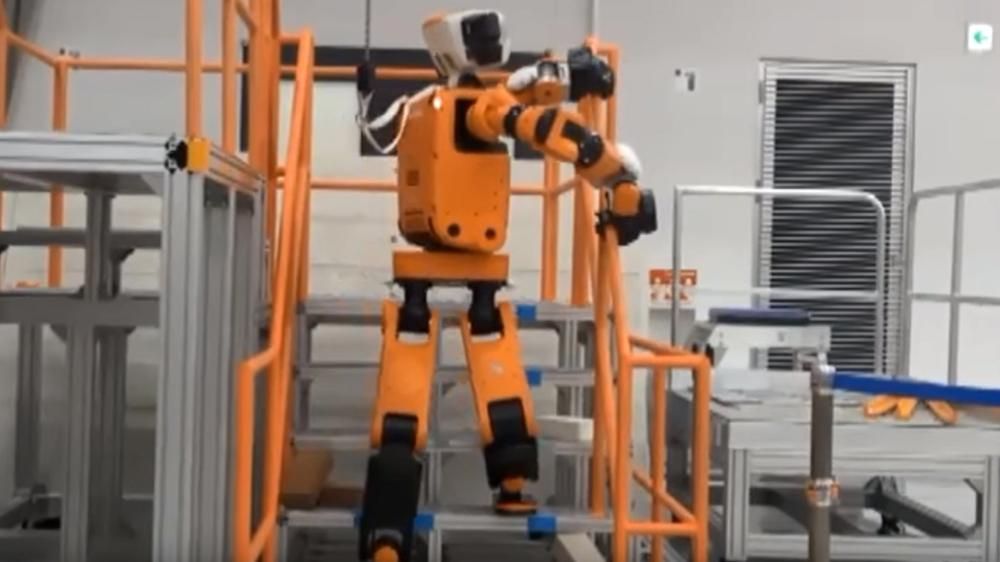 Honda створила людиноподібного робота-рятувальника: відео