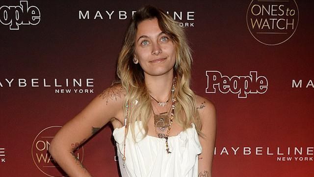 Пэрис Джексон пришла на вечеринку в платье-простыне и без макияжа: фото Пэрис Джексон пришла на вечеринку в платье-простыне и без макияжа: фото