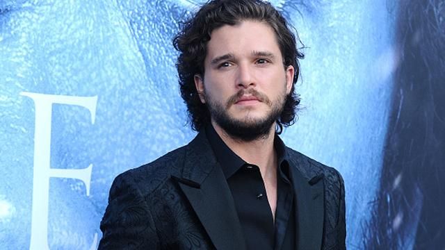 Кит Харингтон довел девушку до слез и "настрелял" у фаната сигарет: фото Кит Харингтон довел девушку до слез и "настрелял" у фаната сигарет: фото