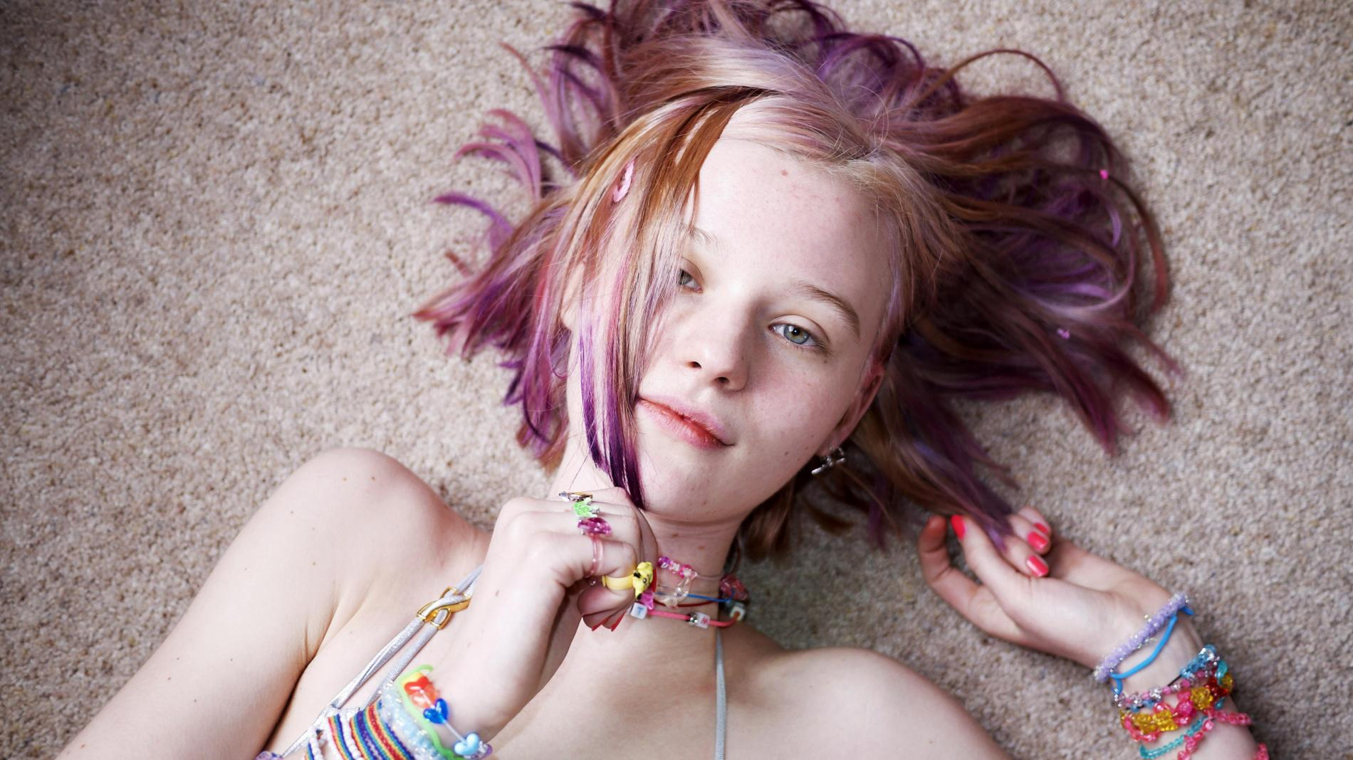 Модель с небритыми ногами получает угрозы изнасилования после рекламы в Adidas