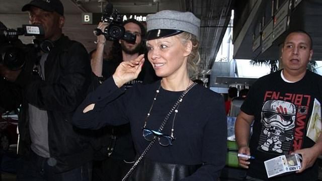 Памела Андерсон примерила кашкет от украинского дизайнера: фото Памела Андерсон примерила кашкет от украинского дизайнера: фото