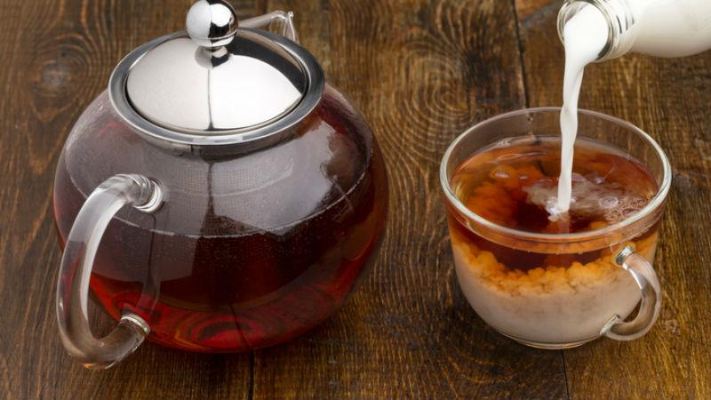 Ученые предупредили об опасности чая с молоком