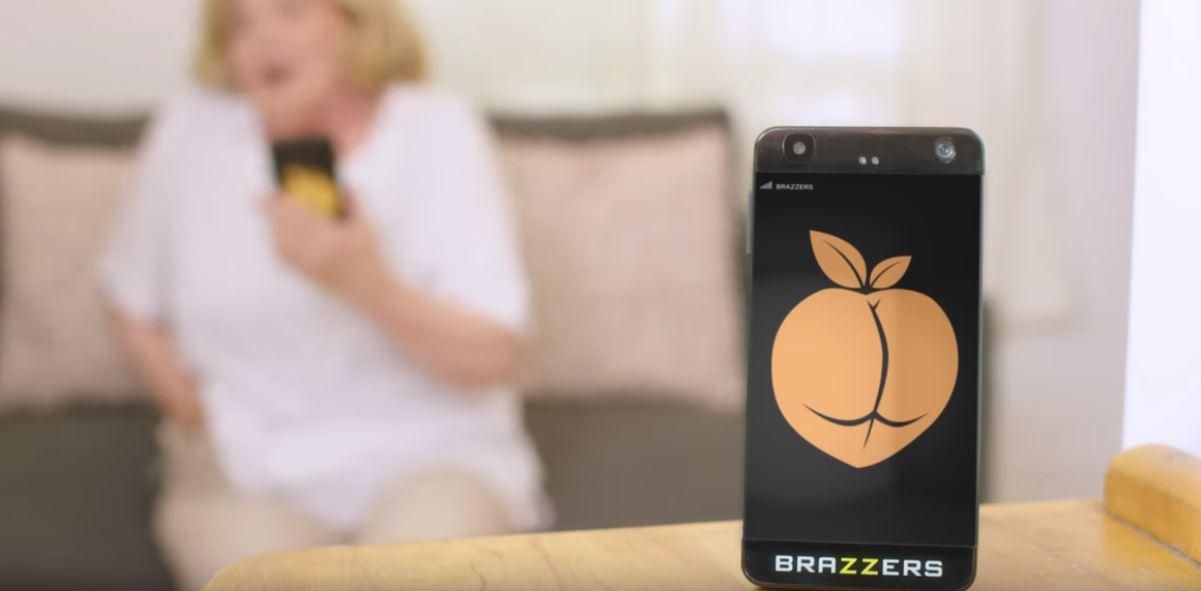 Порностудія Brazzers показала відео, як би виглядав смартфон "для дорослих" (18+)