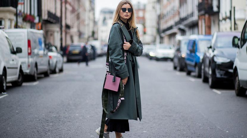 Как носить пальто с кроссовками: 5 главных правил