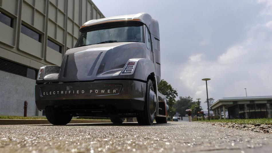 Презентація вантажівки Tesla Semi перенесена - причина Презентація вантажівки Tesla Semi перенесена - причина