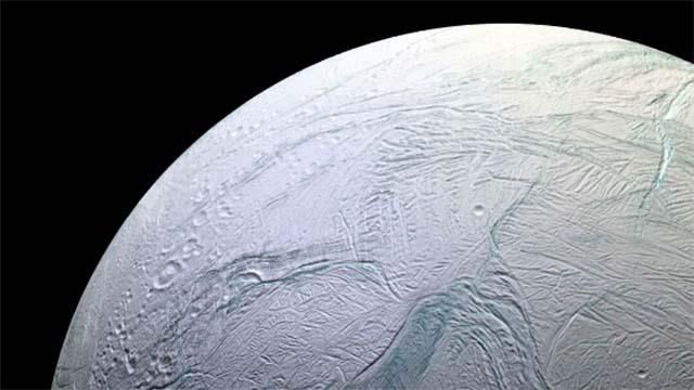 В сети показали удивительные фото луны Сатурна – Энцелада