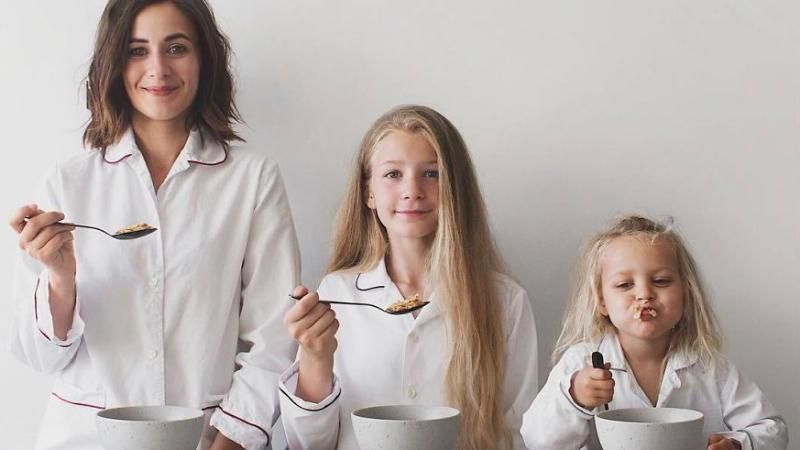 Мама с дочками очаровали Instagram снимками в одинаковых образах