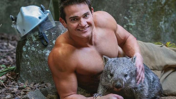 Пожарные из Австралии позировали для календаря с коалами и щенками: горячие фото