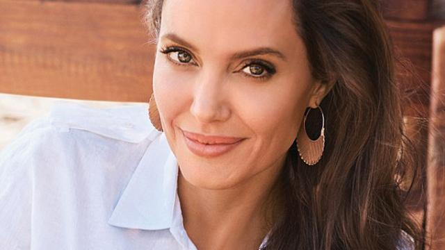 Анджелина Джоли снялась с гепардами для модного журнала: фото