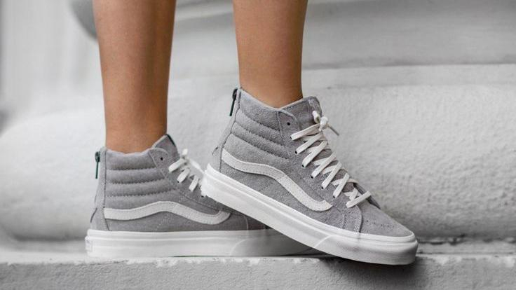 Розовые или серые: в сети появилась новая оптическая иллюзия с цветом кроссовок