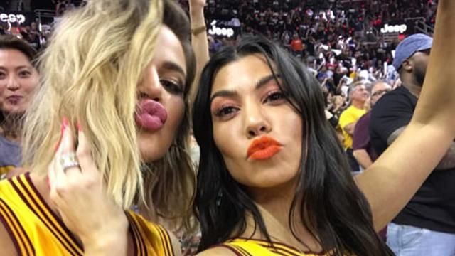 Сестри Кардашян показали, як позбавляються целюліту: пікантні кадри Сестри Кардашян показали, як позбавляються целюліту: пікантні кадри