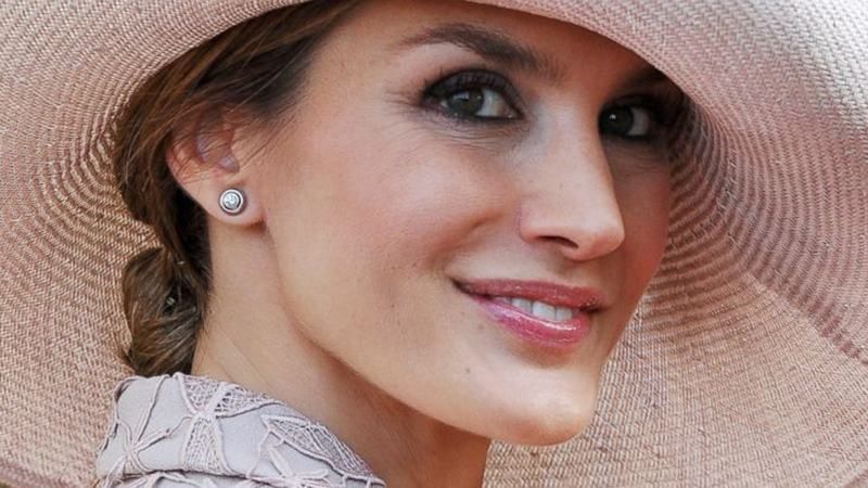 Королева Летиція прийшла на прийом у демократичній сукні: фото Королева Летиція прийшла на прийом у демократичній сукні: фото