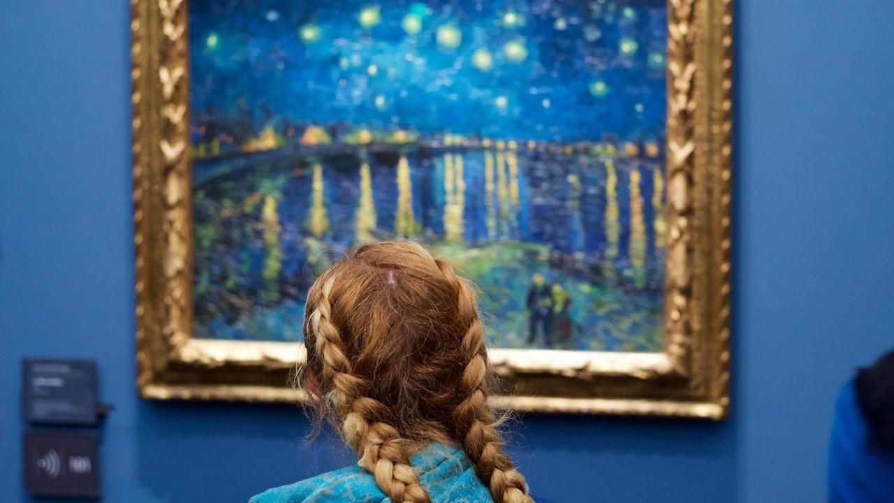 Как посетители галереи "подходят" к произведениям искусства: проект фотографа Как посетители галереи "подходят" к произведениям искусства: проект фотографа