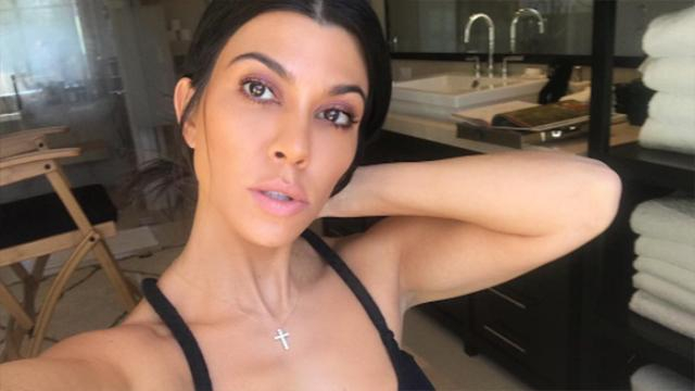 Кортни Кардашян засветила белье в прозрачной одежде: фото