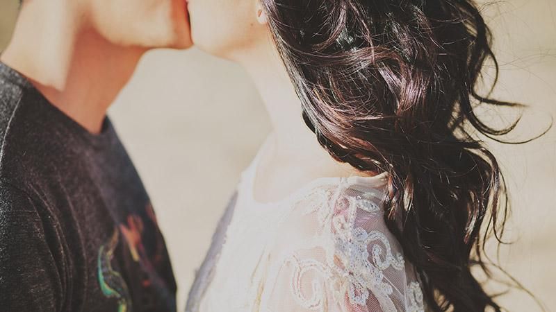 Чому нам подобається цілуватись: відповідь вчених 
