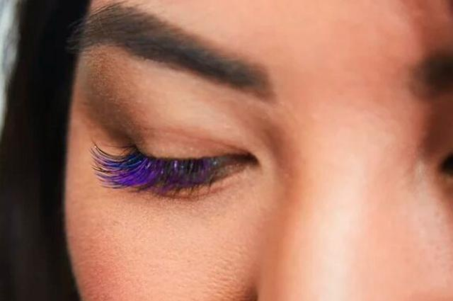 Яркий бьюти-тренд набирает популярность: "русалочьи" ресницы