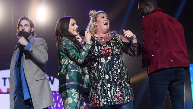 Ведущая Джемма Коллинз провалилась сквозь сцену - видео Ведущая Джемма Коллинз провалилась сквозь сцену - видео