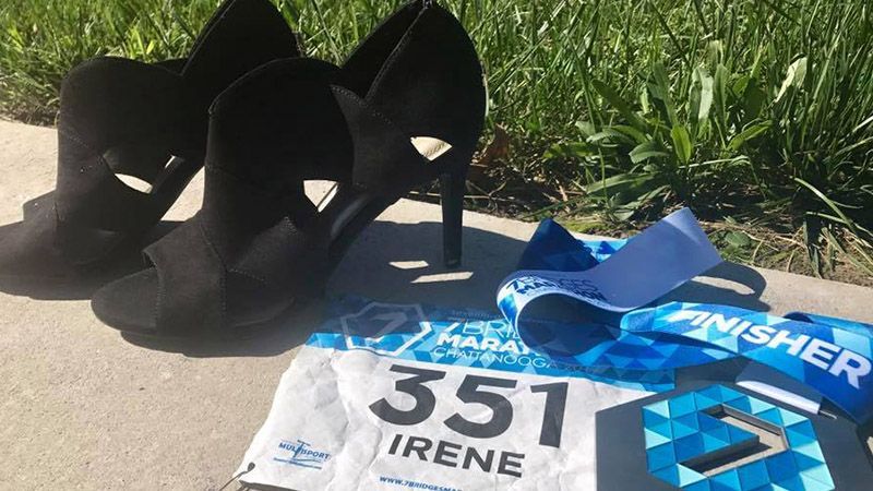 Дівчина пробігла марафон на підборах і встановила світовий рекорд: фото Дівчина пробігла марафон на підборах і встановила світовий рекорд: фото