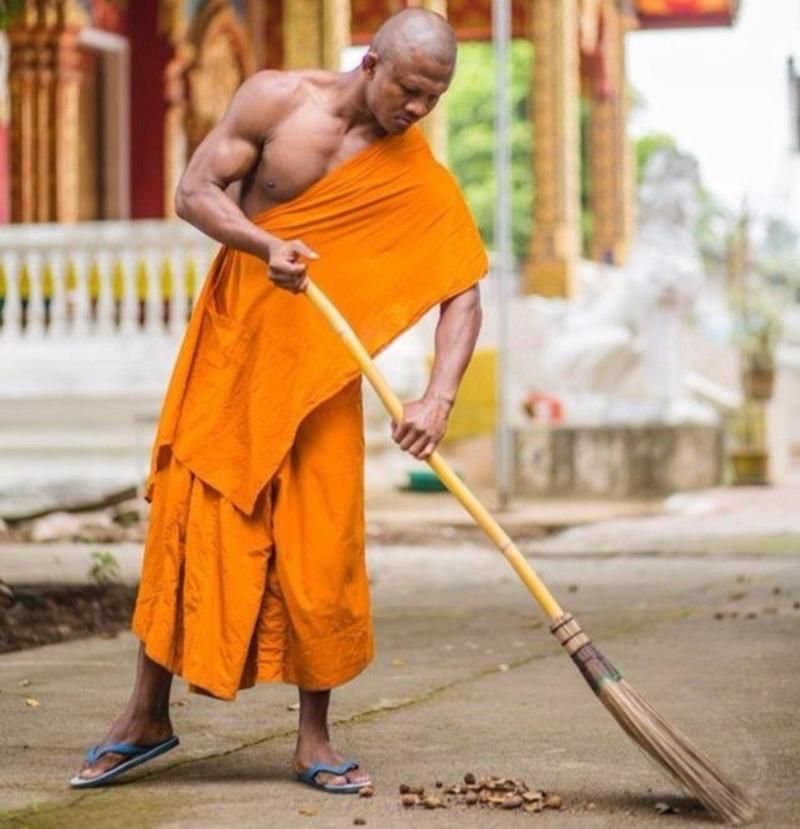 Легендарний тайський боєць став буддійським монахом: соцмережі вибухнули кумедними фотожабами
