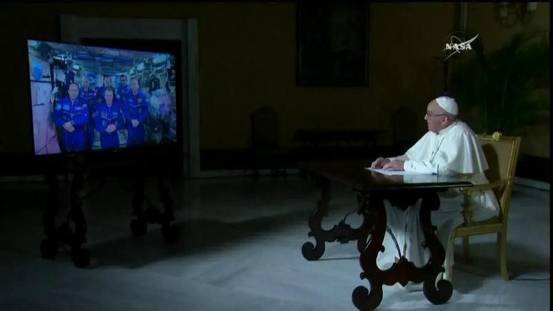 О чем Папа Римский общался с космонавтами на орбите: фото, видео