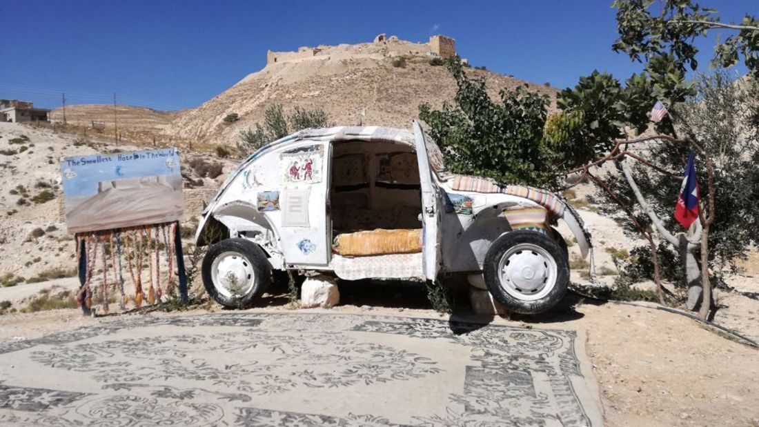 Номер "на колесах": в Иорданской пустыне создали необычный отель