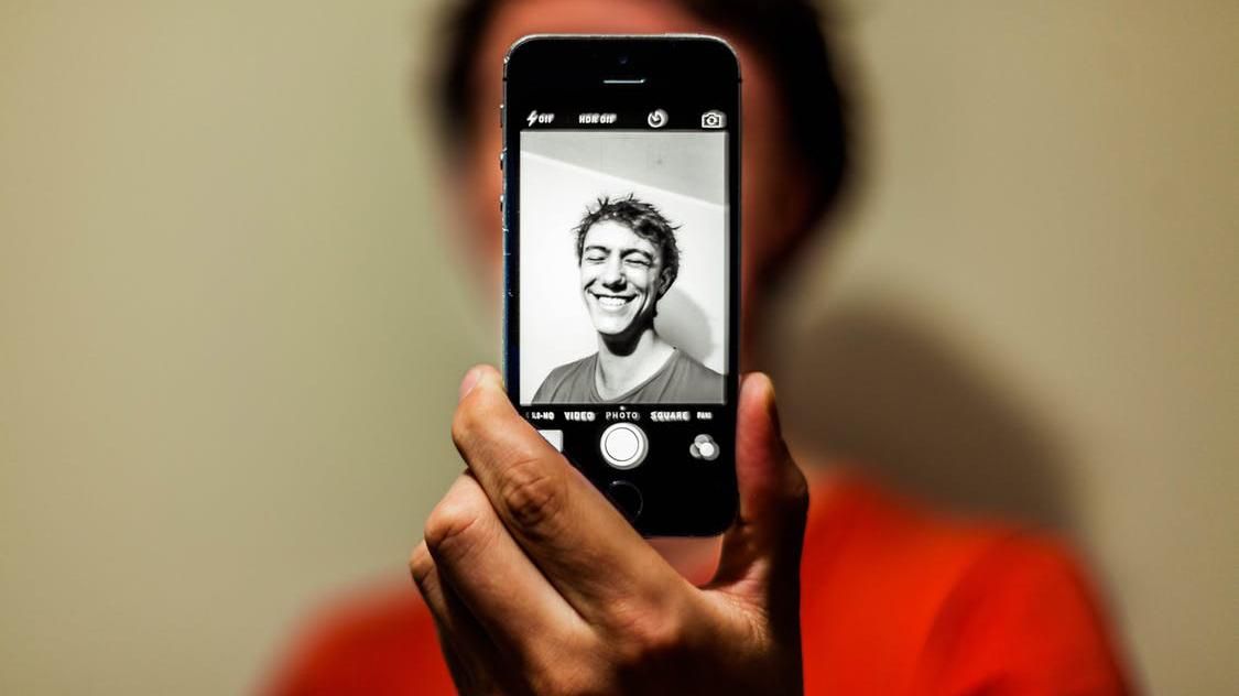 Инженер Google показал, как можно следить за человеком через камеру в iPhone