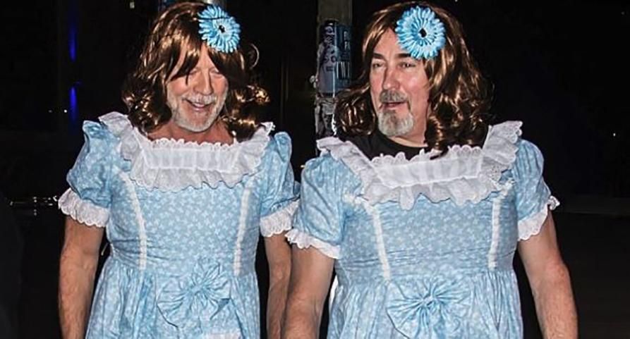 Бородатые близняшки: Брюс Уиллис и ассистент примерили костюмы девочек из "Сияния"