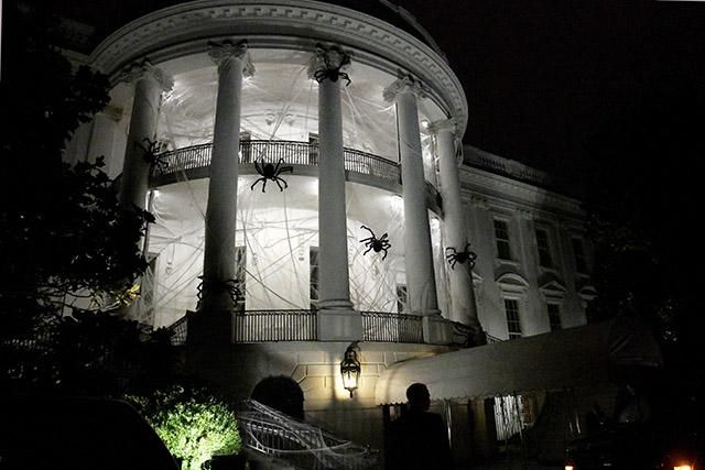 Дома у Трампа поселились "призраки": Белый дом украсили к Хэллоуину