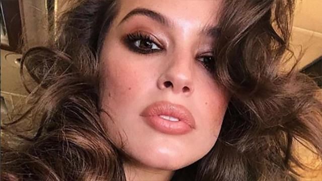 Ешлі Грем засвітила білизну у стильній прозорій сукні: фото Ешлі Грем засвітила білизну у стильній прозорій сукні: фото