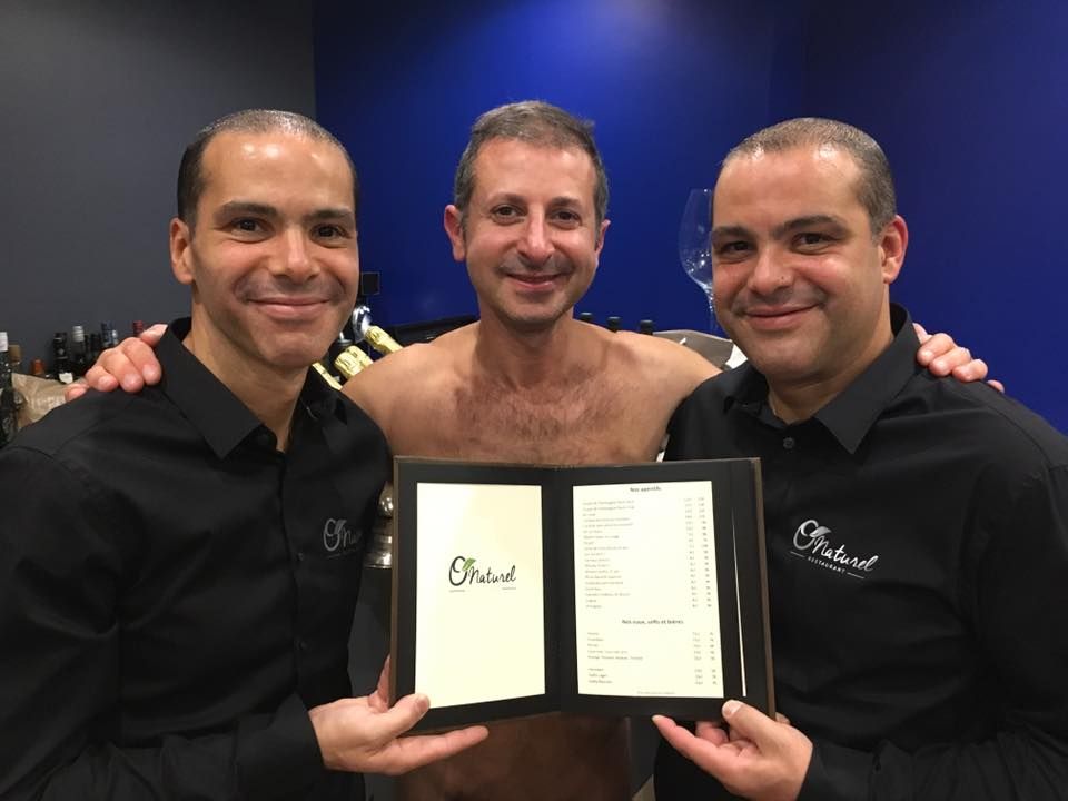 В Париже открыли ресторан для нудистов: очень пикантные фото В Париже открыли ресторан для нудистов: очень пикантные фото