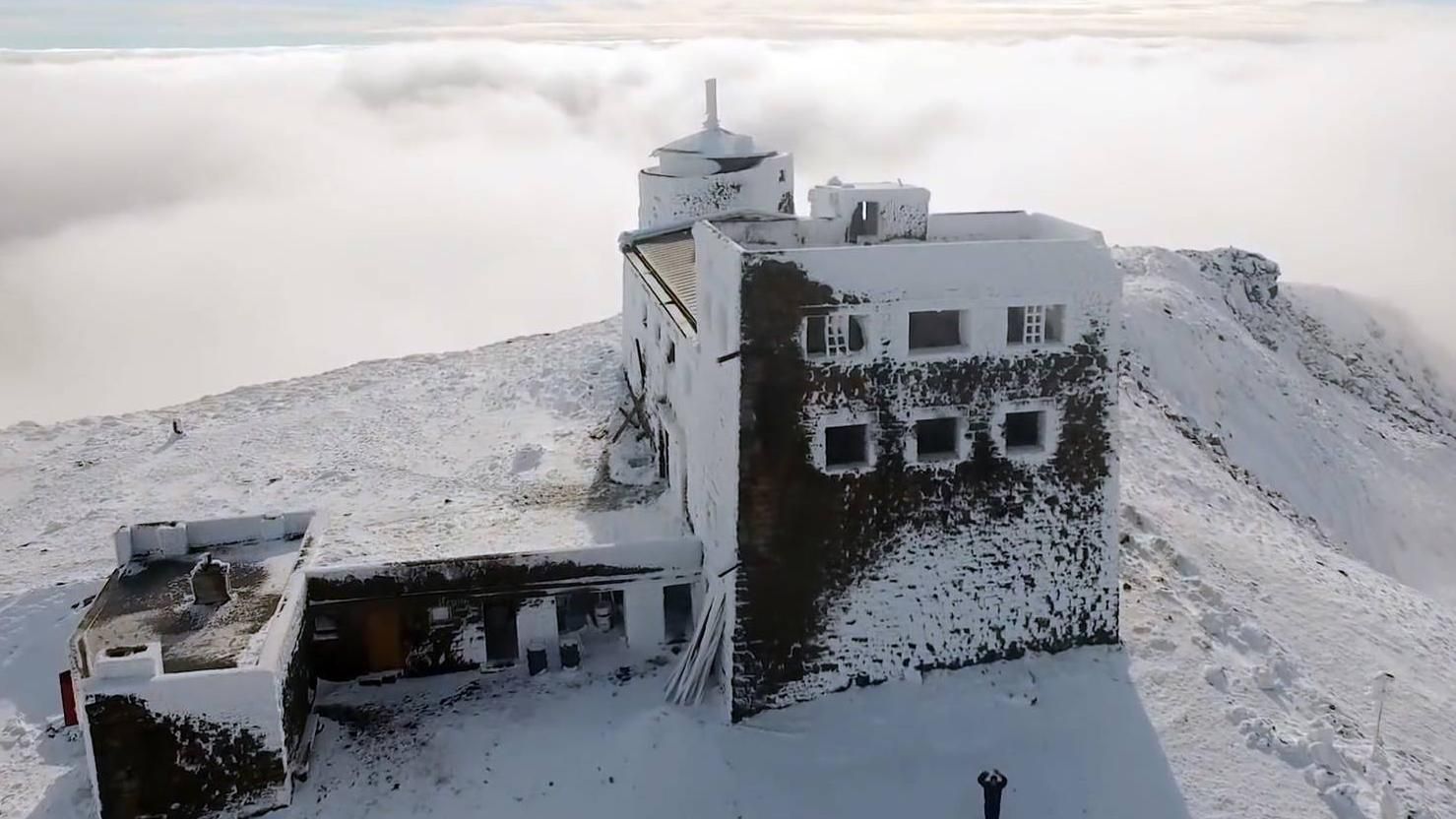 Обсерватория в Карпатах превратилась в арктическую крепость: удивительные фото