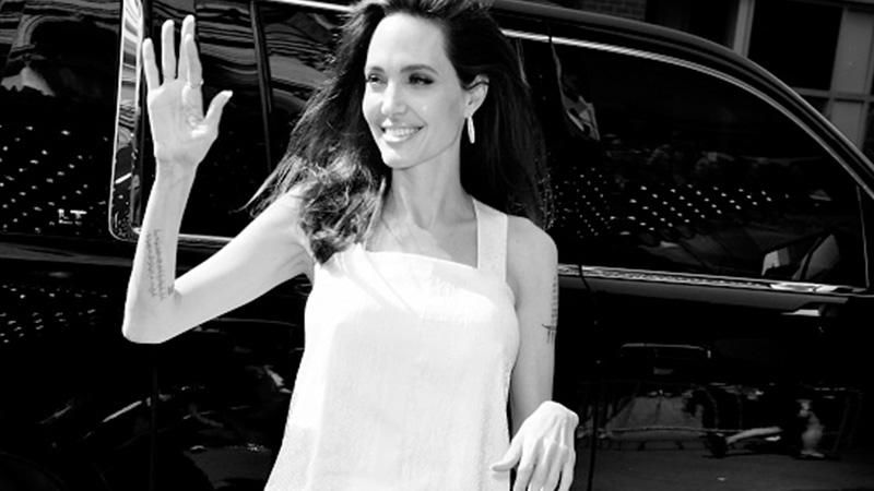 Анджеліна Джолі вперше за довгий час одягнула коротку сукню: фото 