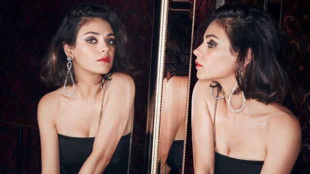 Мила Кунис показала стройные ноги в модной съемке: фото Мила Кунис показала стройные ноги в модной съемке: фото