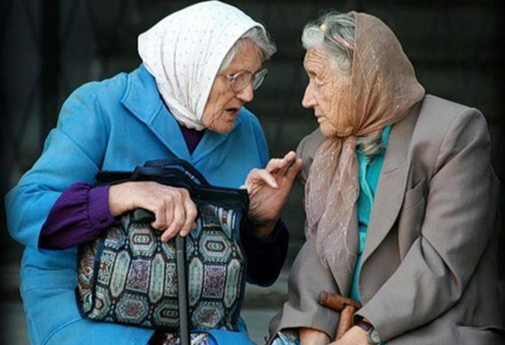 Почему не стоит уступать место пожилым людям: объяснения медиков