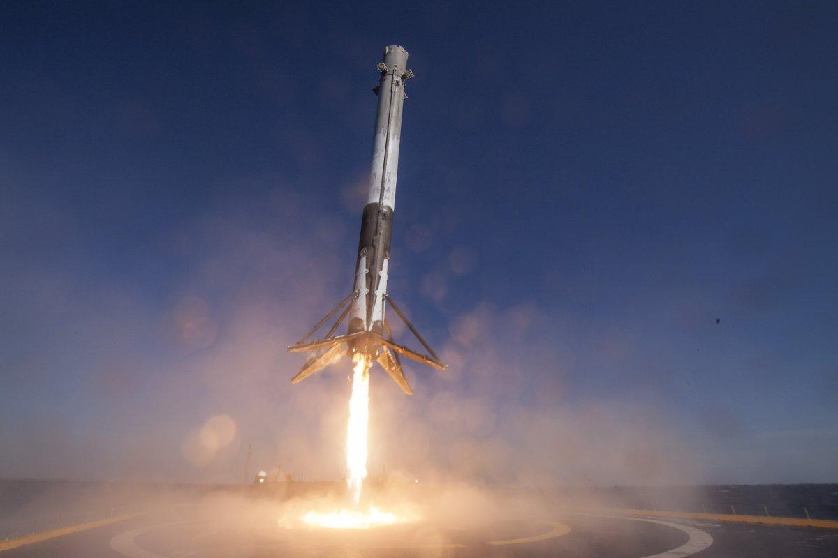 Ракета Илона Маска Falcon 9 взорвалась во время испытаний