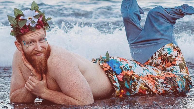 Бородаті чоловіки знялися для календаря в образі русалок: кумедні фото 