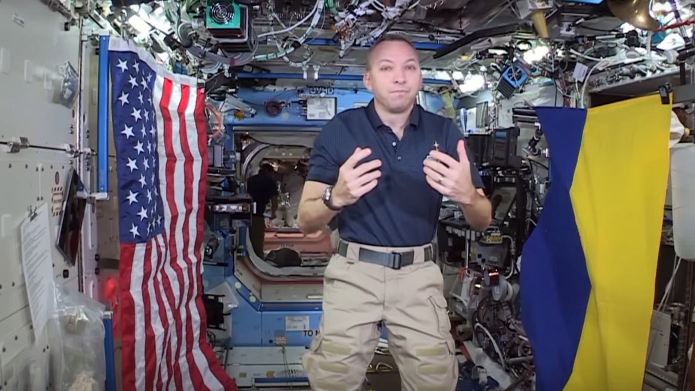 Американський астронавт взяв зі собою в космос прапор України: відео