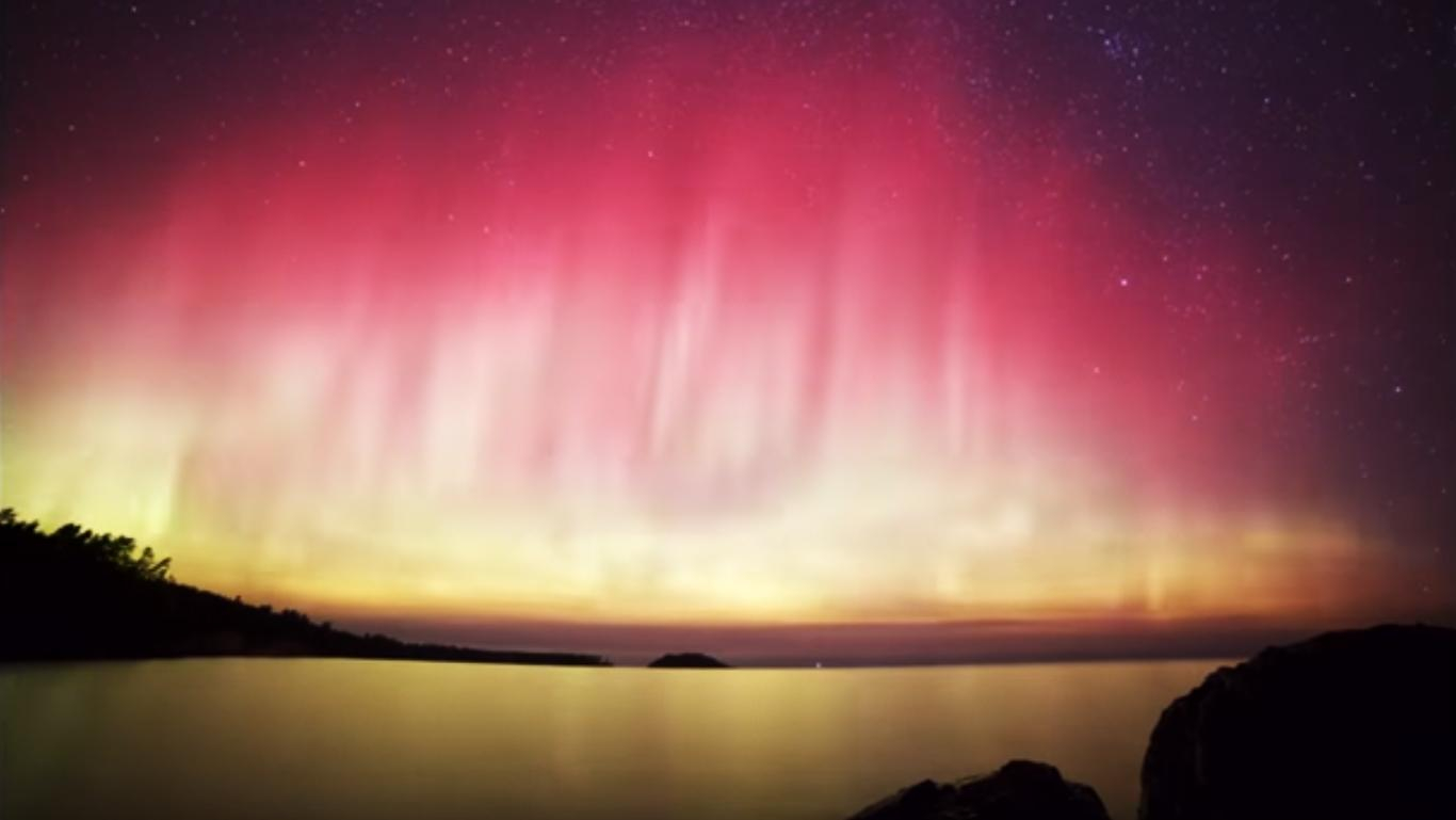 Удивительное северное сияние удалось заснять на видео