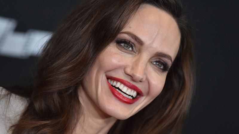 Анджелина Джоли станцевала во время вручения награды Governors Awards: фото и видео