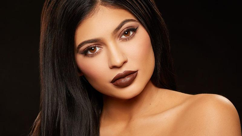 Беременная Кайли Дженнер засветила обручальное кольцо и устроила вечеринку для будущего ребенка 