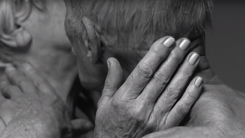В рекламе духов показали секс пожилых людей: видео