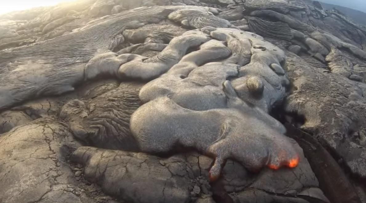 Як виглядає потік вулканічної лави зблизька: ефектні кадри