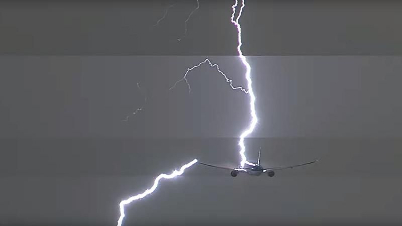 Во время взлета в самолет попала молния: видео