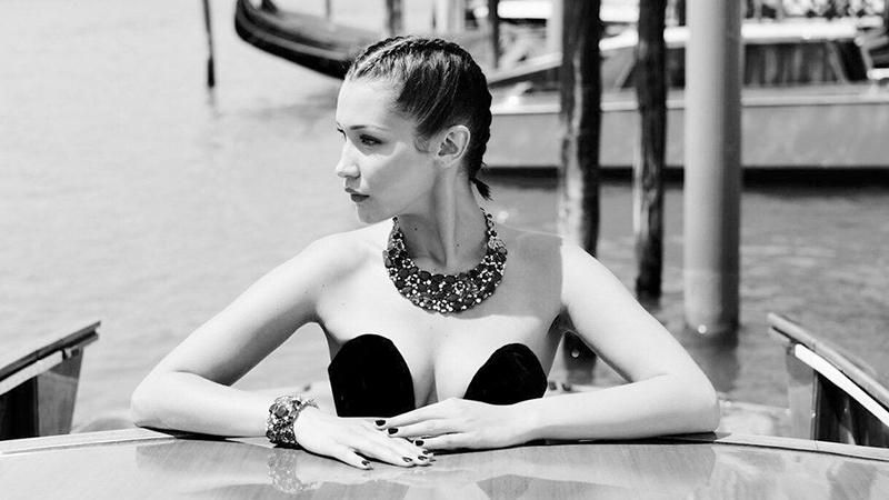 Белла Хадід знялася в розкішній фотосесії для глянцю: спокусливі фото Белла Хадід знялася в розкішній фотосесії для глянцю: спокусливі фото