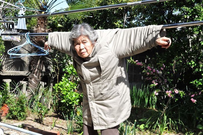 Бабуся з Японії стала фотографом і відкрила виставку курйозних автопортретів: фото