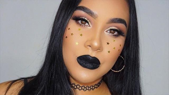 Дівчина знімає б'юті-блоги за допомогою мови жестів: відео Дівчина знімає б'юті-блоги за допомогою мови жестів: відео