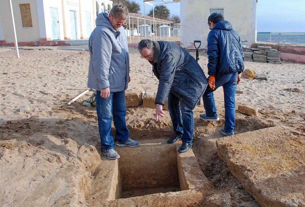 На пляжі в окупованій Євпаторії перехожий випадково знайшов древню могилу
